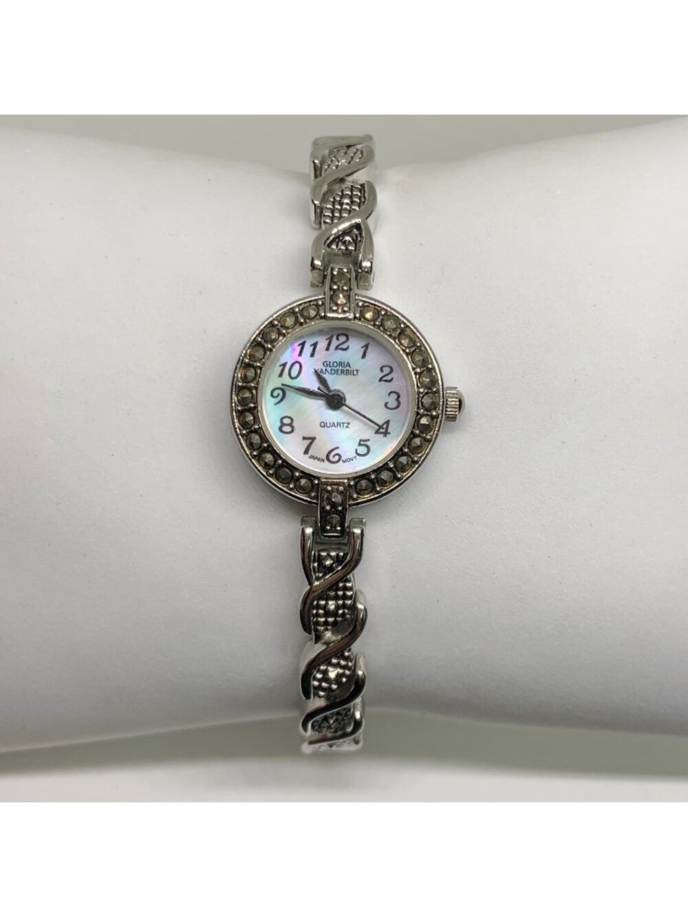 Gloria Vanderbilt women’s quartz watch silver tone 21mm  mop up to 7.5” running